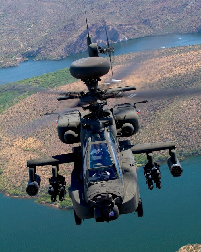 Ngoài ra, AH-64D còn được trang bị hệ thống tác chiến điện tử tích hợp AN/APR-39A (V), cảm biến cảnh báo radar AN/APR-48A, cảm biến cảnh báo laser AN/AVR-2, hệ thống gây nhiễu radar AN/ALQ-136, hệ thống mồi bẫy đối phó với tên đối không dẫn bằng hồng ngoại.